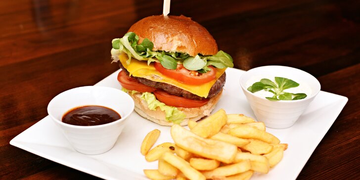 Burgerové menu na výběr: hovězí, pálivý, kuřecí i vegetariánský burger