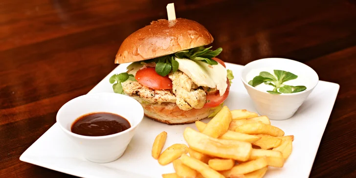 Burgerové menu na výběr: hovězí, pálivý, kuřecí i vegetariánský burger