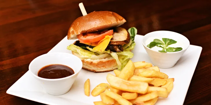 Burgerové menu na výběr: hovězí, pálivý, kuřecí i vegetariánský burger