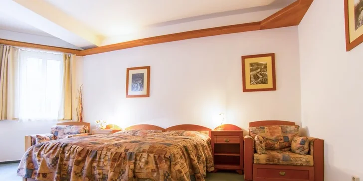 K vybavení dále patří satelitní TV, minibar a telefon s přímou volbou.