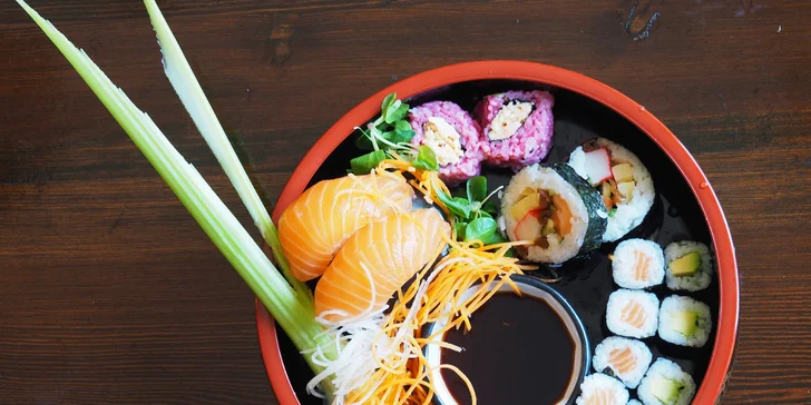 Sushi sety podávané na suchém ledu: 14 i 34 ks s lososem, tuňákem i vege
