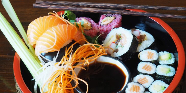 Sushi sety podávané na suchém ledu: 14 i 34 ks s lososem, tuňákem i vege