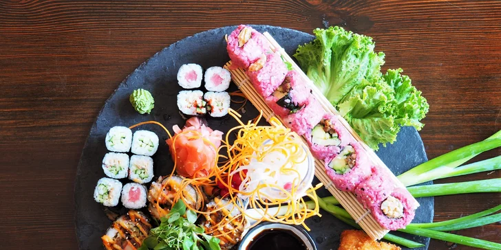 Sushi sety podávané na suchém ledu: 14 i 34 ks s lososem, tuňákem i vege