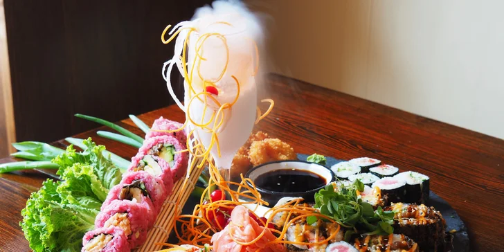 Sushi sety podávané na suchém ledu: 14 i 34 ks s lososem, tuňákem i vege