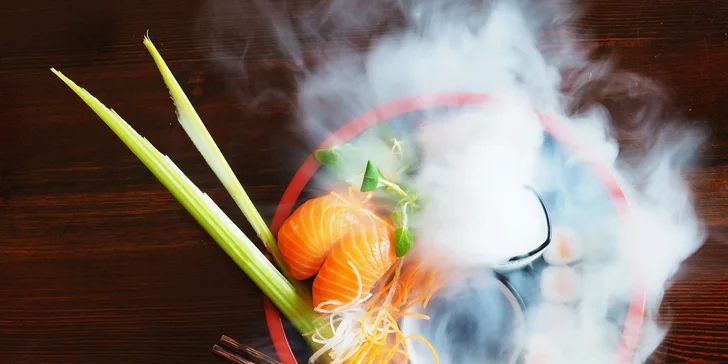 Sushi sety podávané na suchém ledu: 14 i 34 ks s lososem, tuňákem i vege