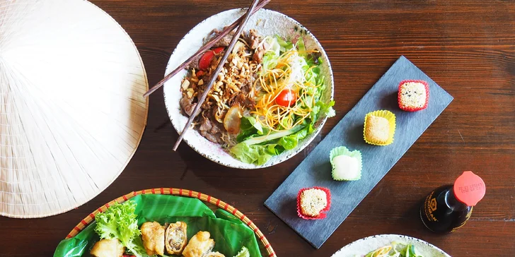 Autentické vietnamské menu pro 2: bůček z grilu a tofu nebo Bún bò Nam Bộ