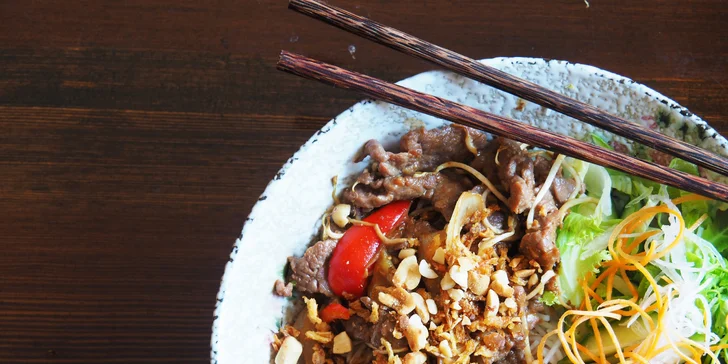 Autentické vietnamské menu pro 2: bůček z grilu a tofu nebo Bún bò Nam Bộ