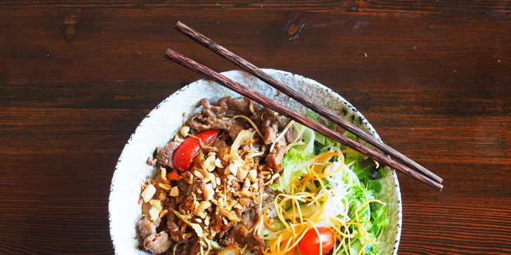 Autentické vietnamské menu pro 2: bůček z grilu a tofu nebo Bún bò Nam Bộ
