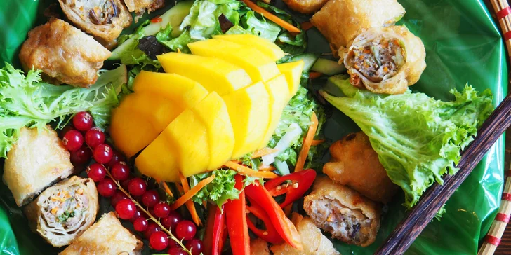 Autentické vietnamské menu pro 2: bůček z grilu a tofu nebo Bún bò Nam Bộ