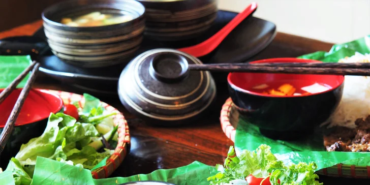 Autentické vietnamské menu pro 2: bůček z grilu a tofu nebo Bún bò Nam Bộ