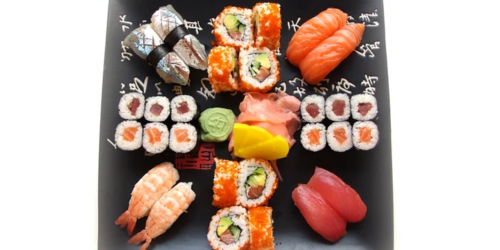 Degustační japonské menu pro dva: polévka, salát, 28 ks sushi a dezert