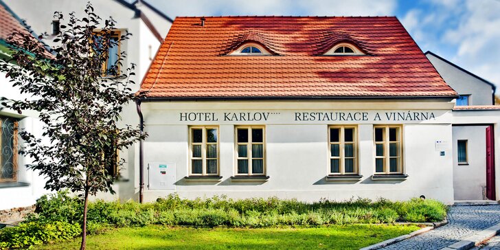 Relax i romantika v designovém hotelu v Benešově: snídaně, privátní sauna a vstupenky na Konopiště