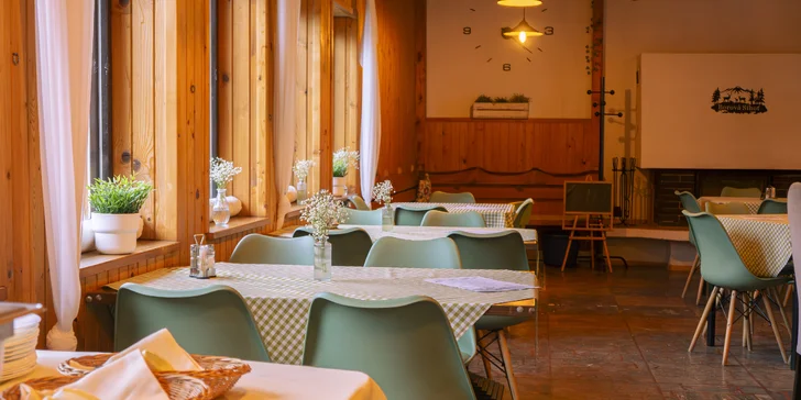 Každé ráno vás čakajú bohaté raňajky podávané formou bufetových stolov, ktoré pri nižšej obsadenosti nahrádza výber z raňajkového menu.