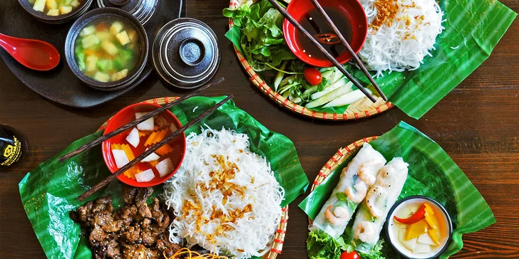 Autentické vietnamské menu pro 2: bůček z grilu a tofu nebo Bún bò Nam Bộ