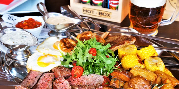 Mix grill pro 2–3 osoby: kuřecí a hovězí steak, vepřová krkovice i přílohy a 3 druhy omáček