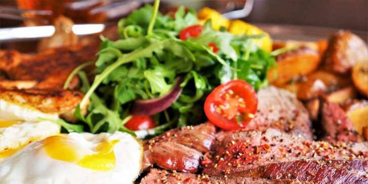 Mix grill pro 2–3 osoby: kuřecí a hovězí steak, vepřová krkovice i přílohy a 3 druhy omáček
