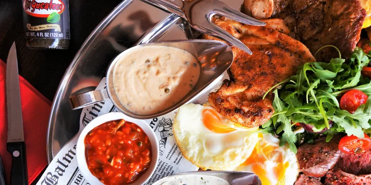 Mix grill pro 2–3 osoby: kuřecí a hovězí steak, vepřová krkovice i přílohy a 3 druhy omáček