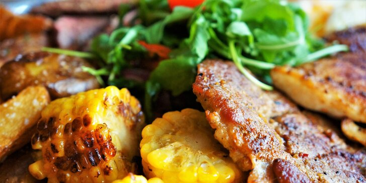 Mix grill pro 2–3 osoby: kuřecí a hovězí steak, vepřová krkovice i přílohy a 3 druhy omáček