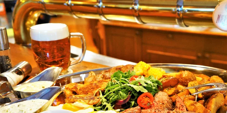 Mix grill pro 2–3 osoby: kuřecí a hovězí steak, vepřová krkovice i přílohy a 3 druhy omáček