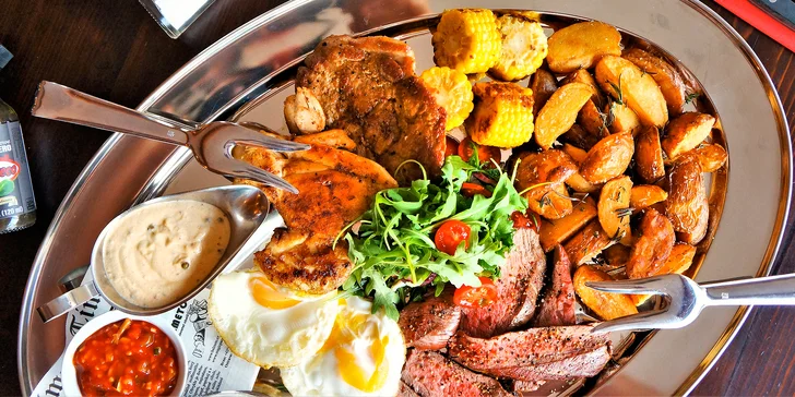 Mix grill pro 2–3 osoby: kuřecí a hovězí steak, vepřová krkovice i přílohy a 3 druhy omáček