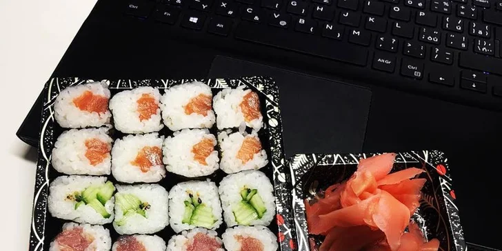 Obědové sushi menu s rozvozem po Praze 5, 6, 13, 17: polévka a 24 ks sushi