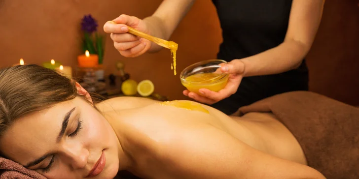 Medová masáž je veľmi príjemná, uvoľňujúca a zároveň pôsobí ako peeling – zjemňuje a hydratuje pokožku