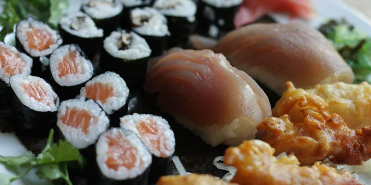 Posezení v asijské restauraci: sushi sety s 16–39 ks, krevety, losos i avokádo
