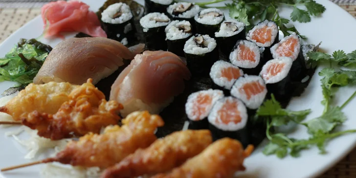 Posezení v asijské restauraci: sushi sety s 16–39 ks, krevety, losos i avokádo