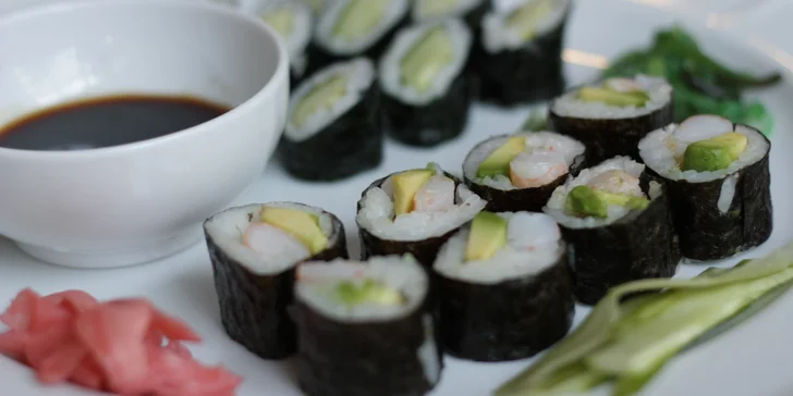 Posezení v asijské restauraci: sushi sety s 16–39 ks, krevety, losos i avokádo