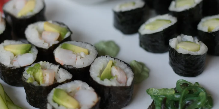 Posezení v asijské restauraci: sushi sety s 16–39 ks, krevety, losos i avokádo