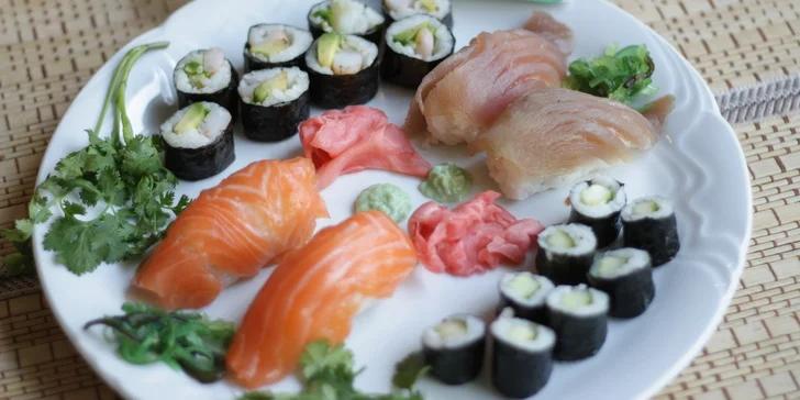 Posezení v asijské restauraci: sushi sety s 16–39 ks, krevety, losos i avokádo