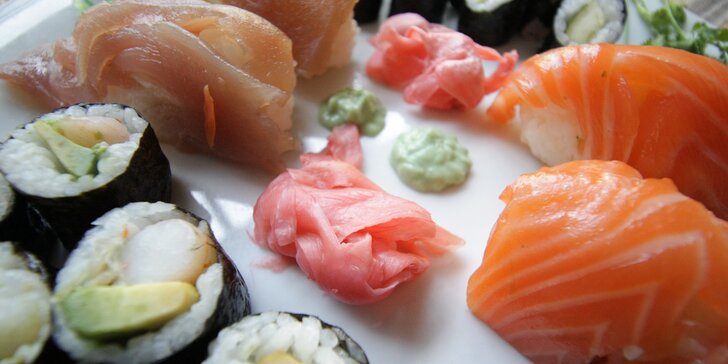 Posezení v asijské restauraci: sushi sety s 16–39 ks, krevety, losos i avokádo