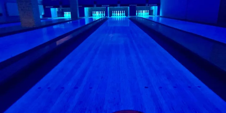 Hodina či dvě bowlingu pro celou rodinu nebo partu kámošů