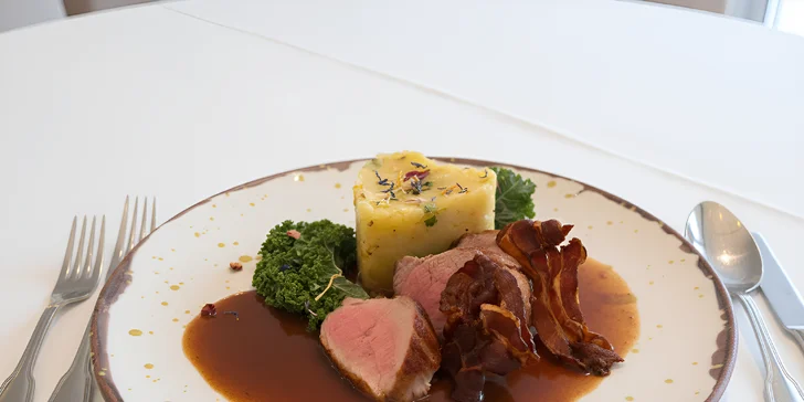 Jako hlavní chod si dáte vepřovou panenku se šťouchanými bramborami, kadeřávkem, demi-glace a slaninovými chipsy. 