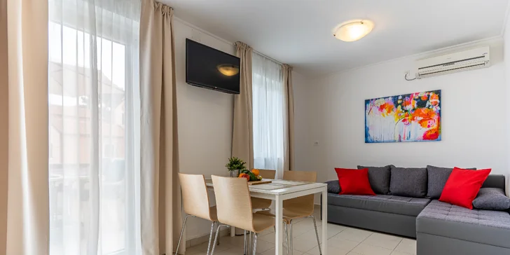 Pre vaše pohodlie má každý apartmán klimatizáciu, pripojenie na Wi‑Fi a LCD televíziu so satelitnými programami.