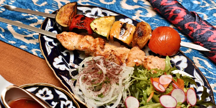 Uzbecké degustační menu: salát Incha, polévka Mašchurda i tradiční dezert