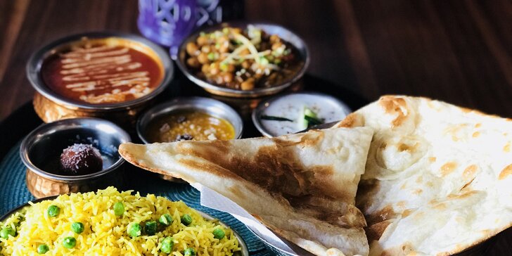 Indické menu pro 2 osoby: vegetariánské i kuřecí speciality a dezert