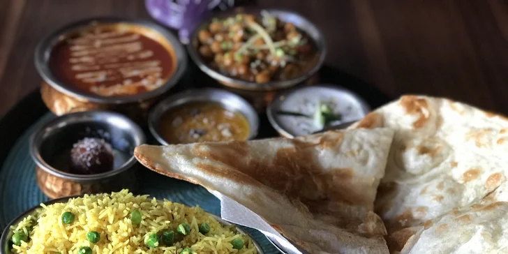 Indické menu pro 2 osoby: vegetariánské i kuřecí speciality a dezert