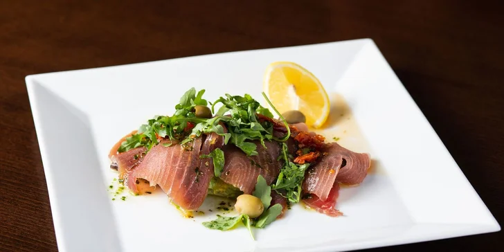 Tříchodové degustační letní menu pro dvě osoby: tuňák i grilovaný mečoun