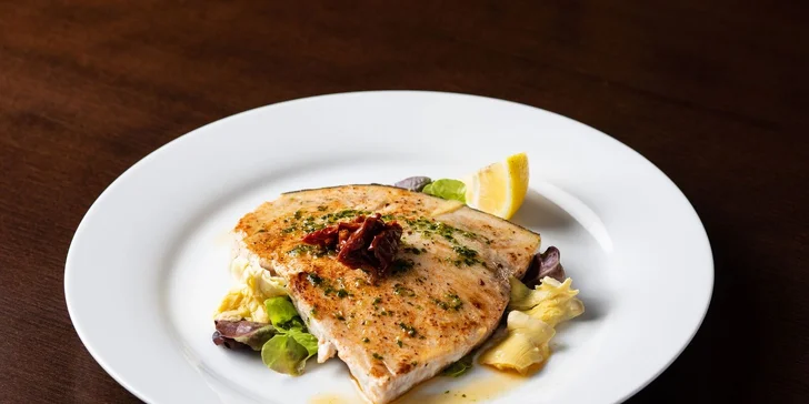 Tříchodové degustační letní menu pro dvě osoby: tuňák i grilovaný mečoun