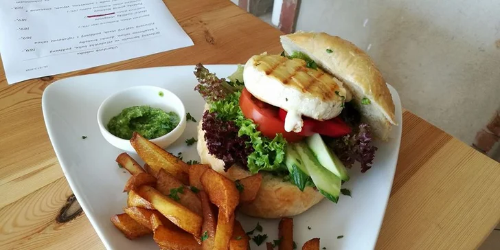 Burgery ve středověkém hostinci: s hermelínem či trhaným hovězím