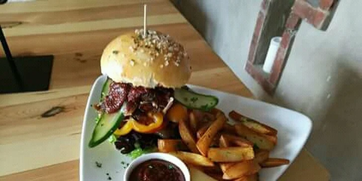 Burgery ve středověkém hostinci: s hermelínem či trhaným hovězím