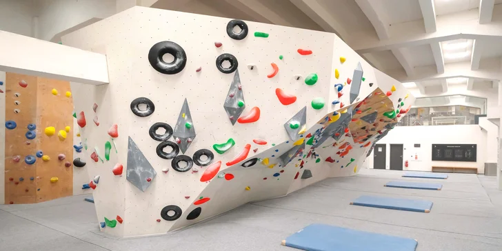 Je tu 655 m² lezení a více než 160 boulder problémů.