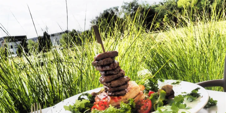 Menu u jezírka: tapas, řecký grilovaný sýr Halloumi s panenkou i dezert