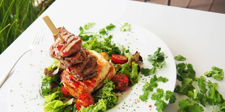 Menu u jezírka: tapas, řecký grilovaný sýr Halloumi s panenkou i dezert