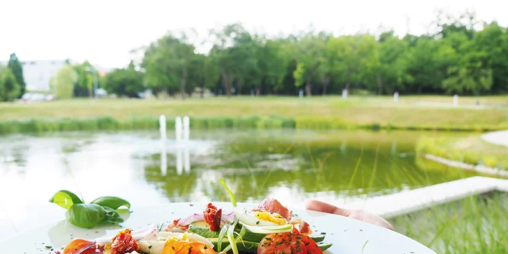Menu u jezírka: tapas, řecký grilovaný sýr Halloumi s panenkou i dezert