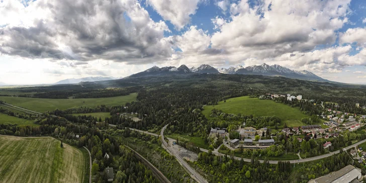 Krásne výhľady na vrcholky tatranských hôr ponúka nová rozhľadňa TATRAS TOWER (5 km), ktorá meria až 53 metrov. 