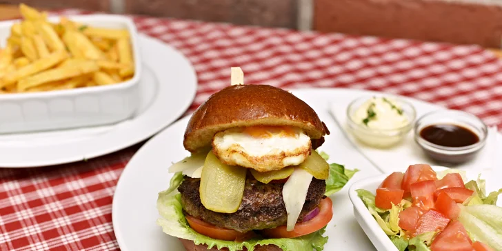 Nálož pro 1 nebo 2: 300g americký burger dvouručák s pivem či kofolou