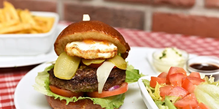 Nálož pro 1 nebo 2: 300g americký burger dvouručák s pivem či kofolou