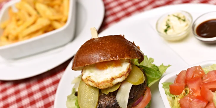 Nálož pro 1 nebo 2: 300g americký burger dvouručák s pivem či kofolou